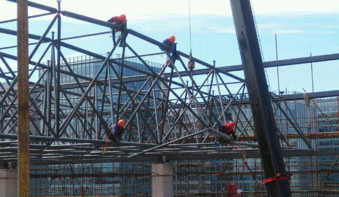 临江论网架装配施工中搭设脚手架应当留神的事故