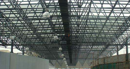 临江听网架公司的名目师阐述其网架的季节个性